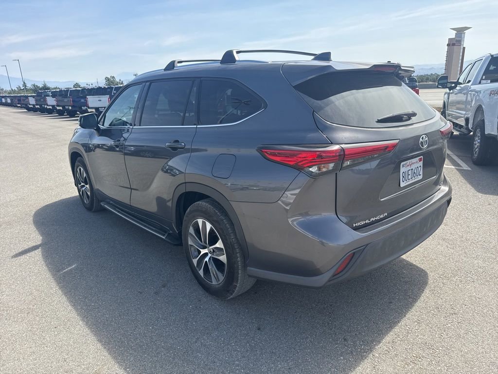 Used 2021 Toyota Highlander XLE image 4