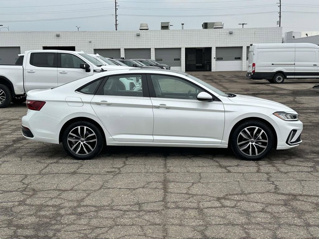Certified 2025 Volkswagen Jetta SE w/ Sunroof Package image 6