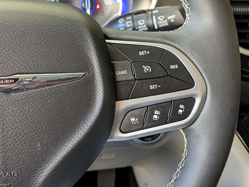 Used 2024 Chrysler Pacifica Touring-L image 21