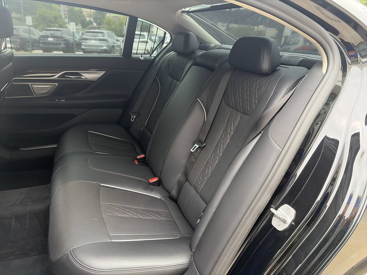 Used 2022 BMW 750i xDrive w/ Executive Package AWD/4WD image 32