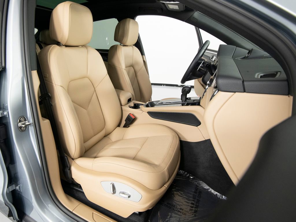 Certified 2025 Porsche Macan image 30