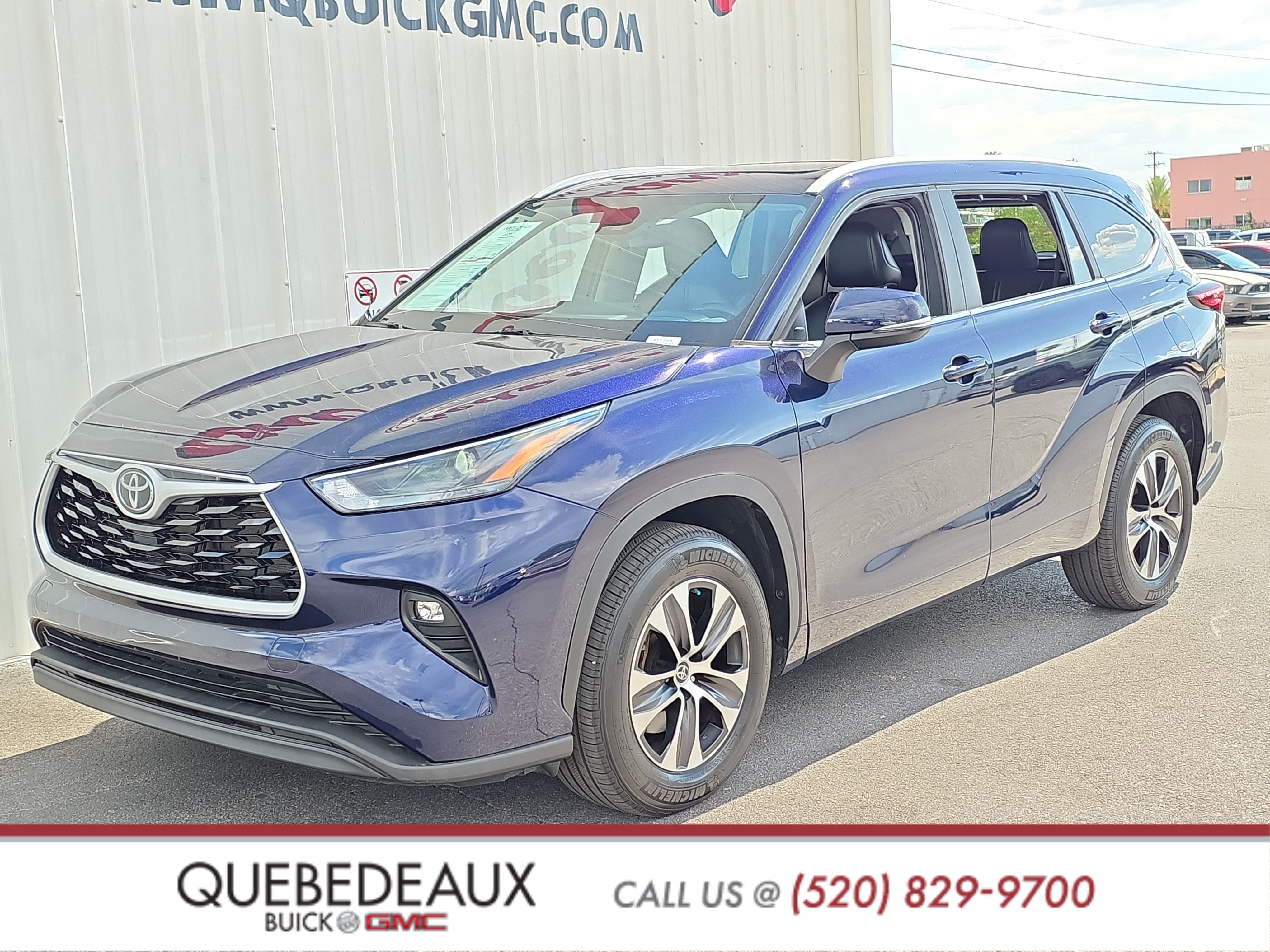 Used 2023 Toyota Highlander XLE FWD image 3