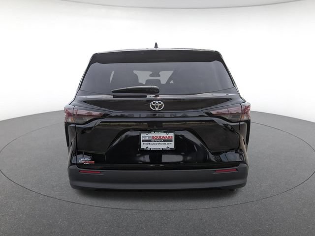 Used 2026 Toyota Sienna LE FWD image 4