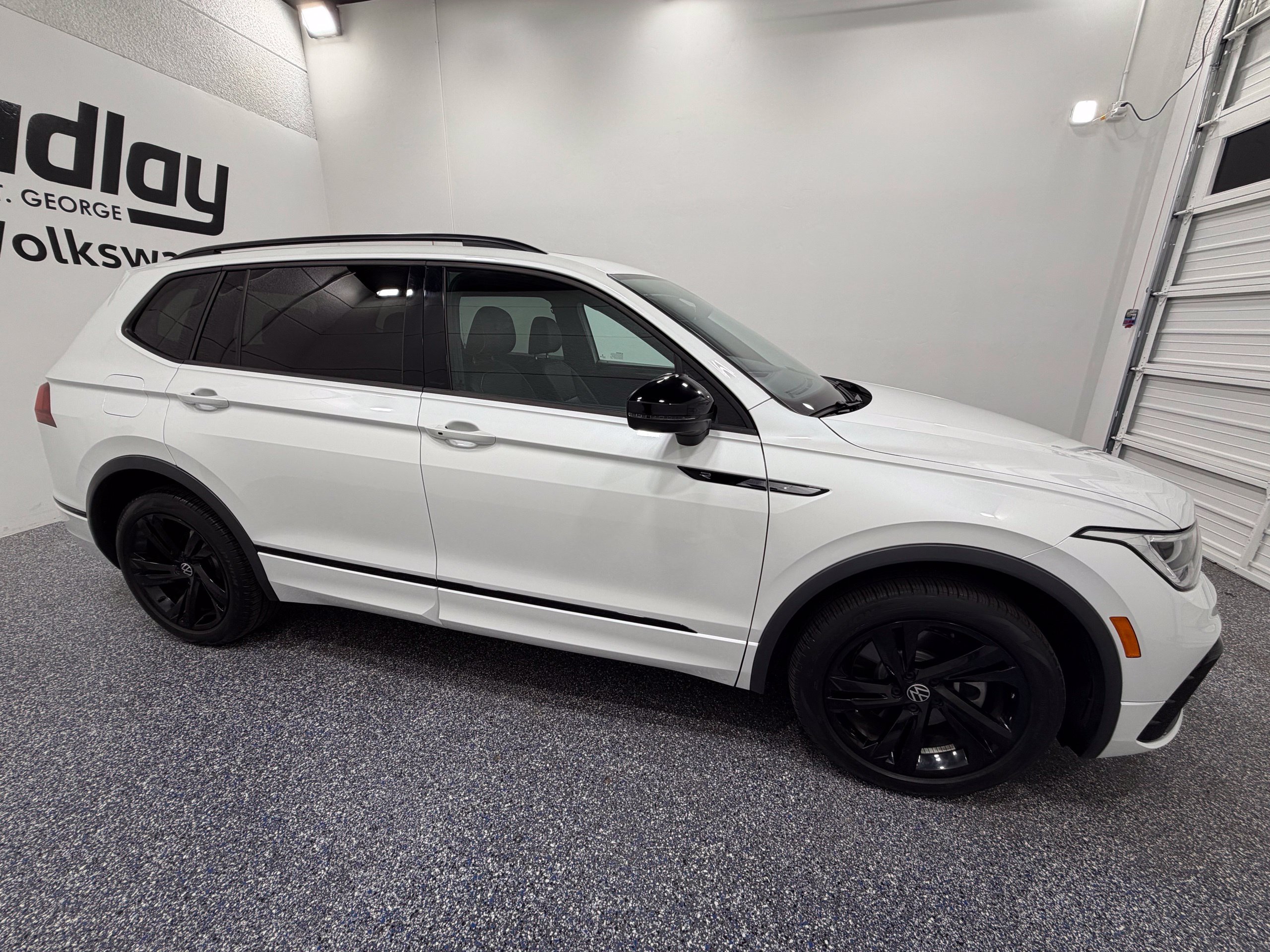 Certified 2023 Volkswagen Tiguan SE R-Line FWD image 8
