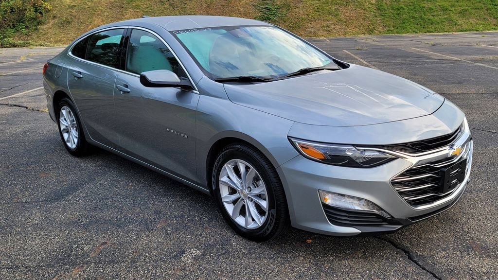 Used 2025 Chevrolet Malibu LT FWD image 2