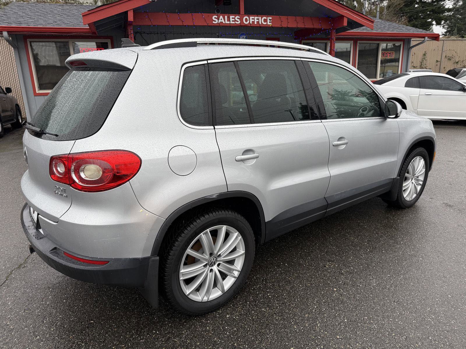 Used 2011 Volkswagen Tiguan SE image 7