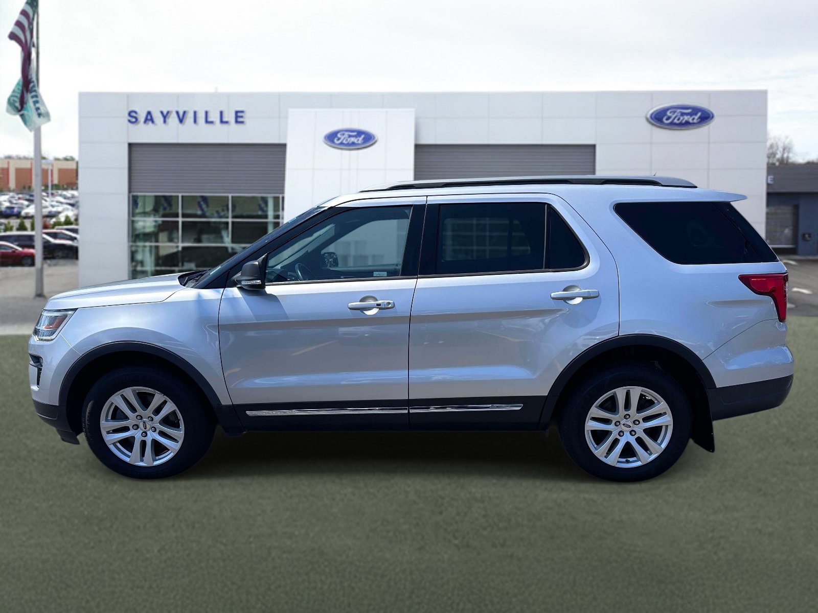 Used 2019 Ford Explorer XLT w/ Equipment Group 202A AWD/4WD image 2