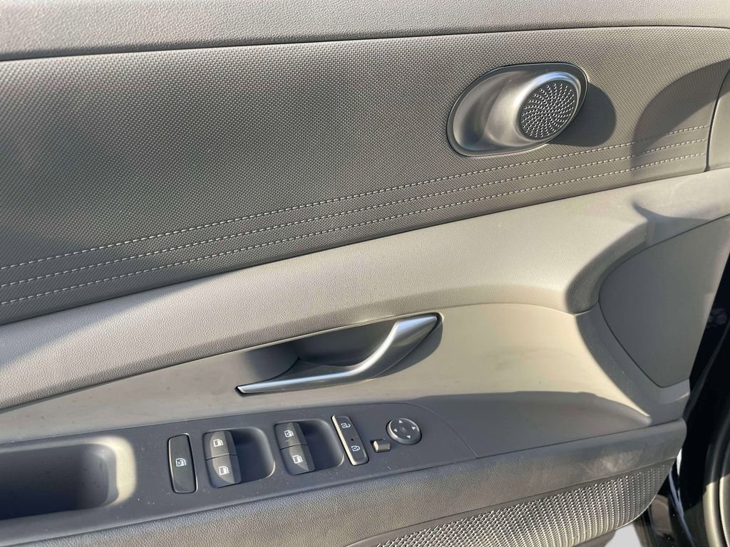 Used 2023 Hyundai Elantra SEL w/ Preferred Accessory Package image 17