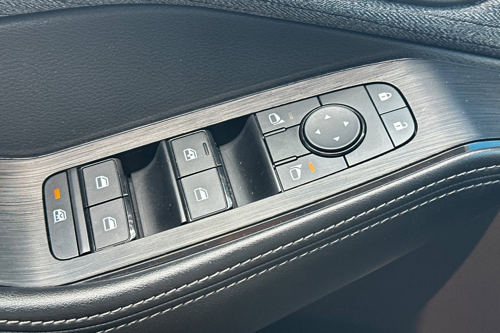 Used 2023 Nissan Rogue SV image 12