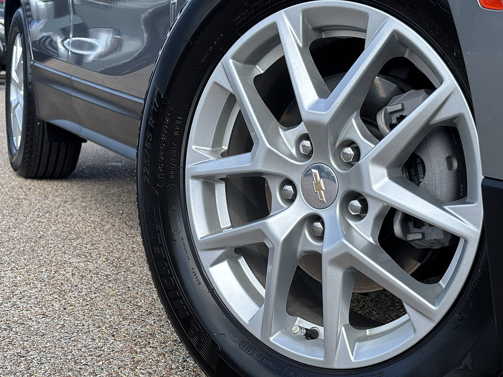Used 2023 Chevrolet Equinox LT FWD image 2