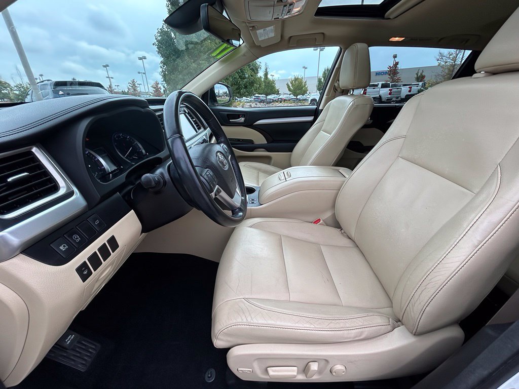 Used 2017 Toyota Highlander XLE AWD/4WD image 12