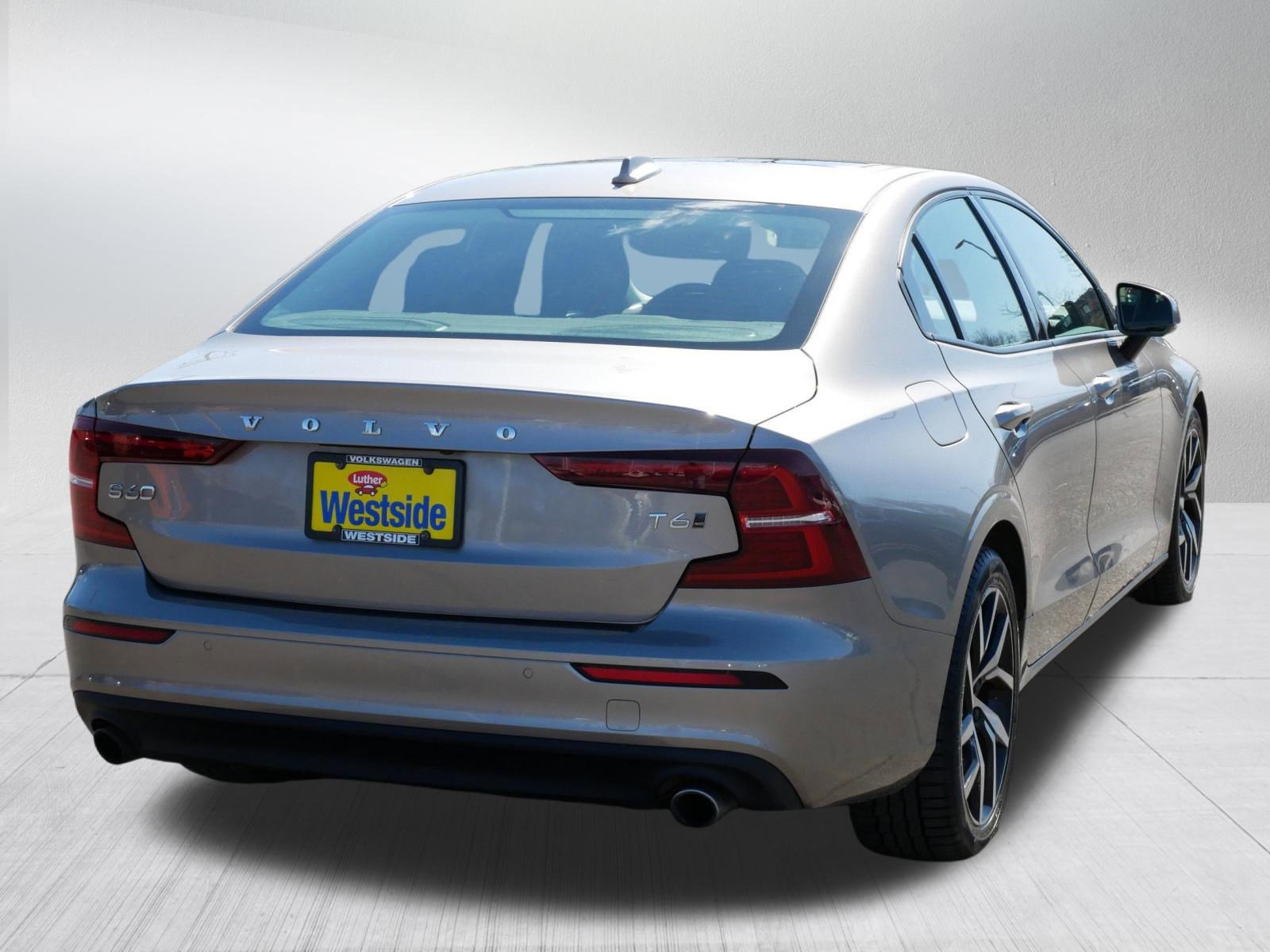 Used 2019 Volvo S60 T6 Momentum w/ Premium Package image 6