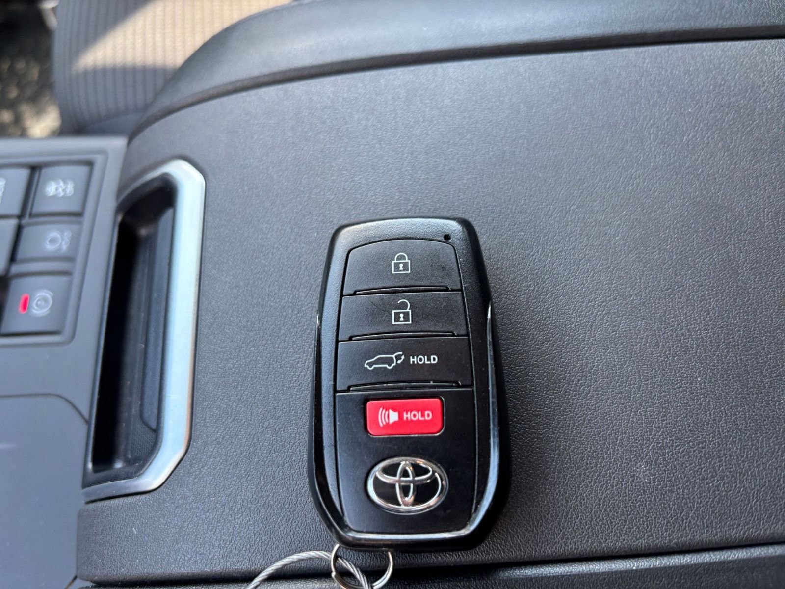 Used 2025 Toyota Highlander LE image 22