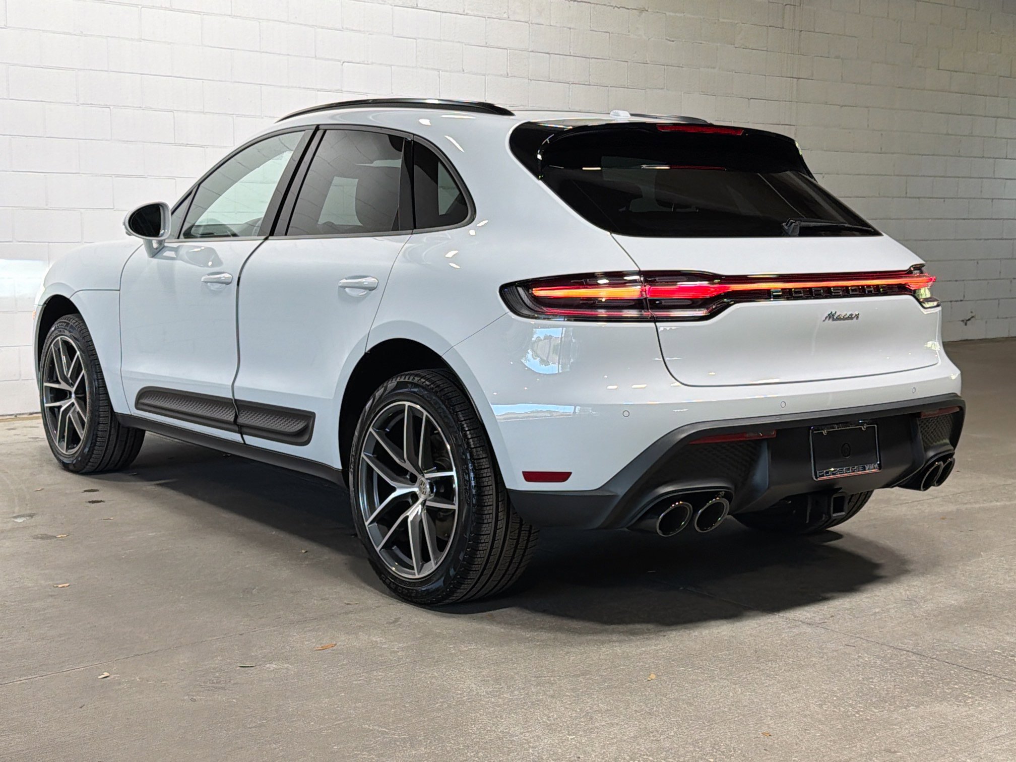 Certified 2026 Porsche Macan AWD/4WD image 3