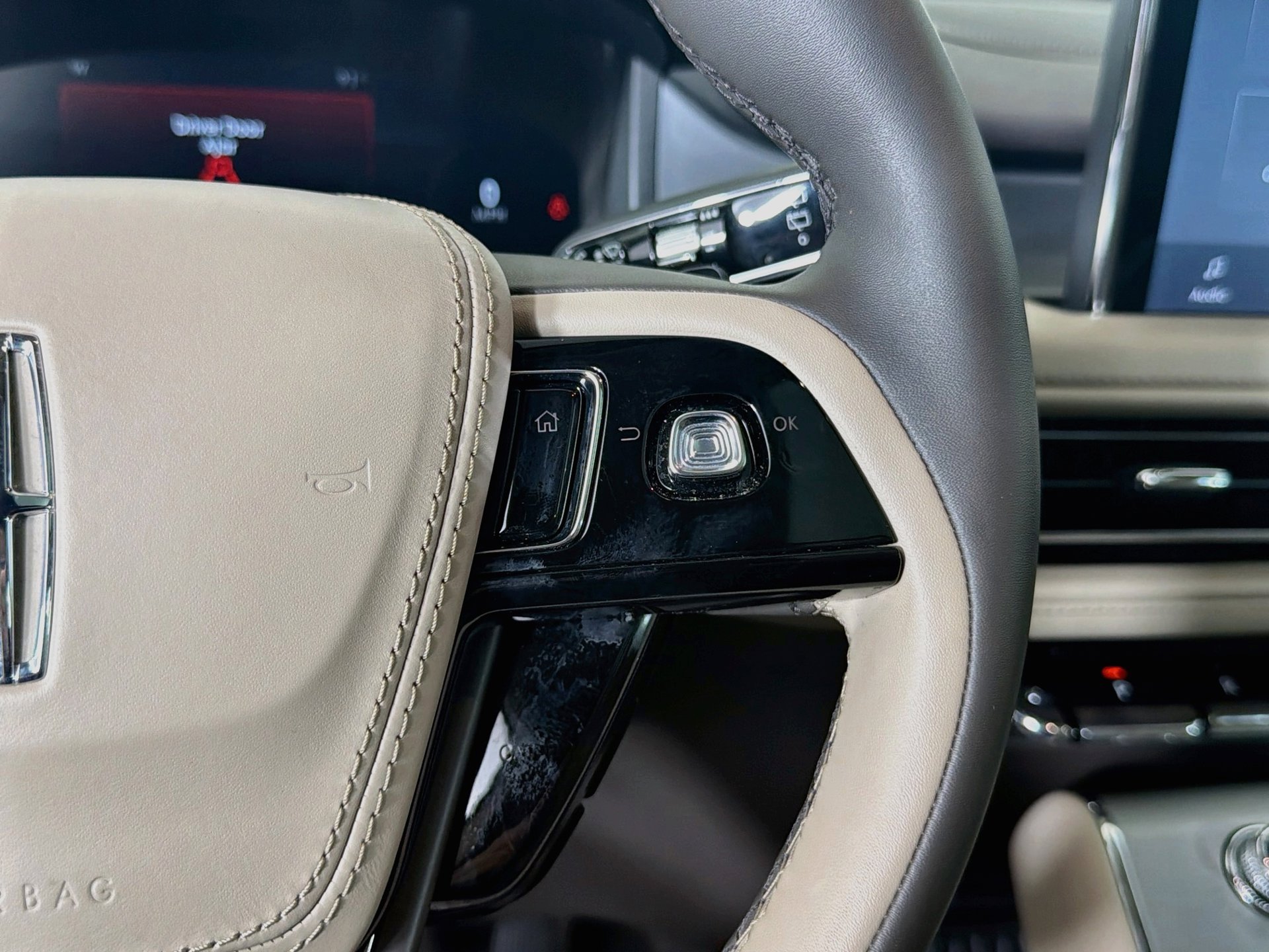 Used 2023 Lincoln Aviator 2WD w/ Premium Package image 37