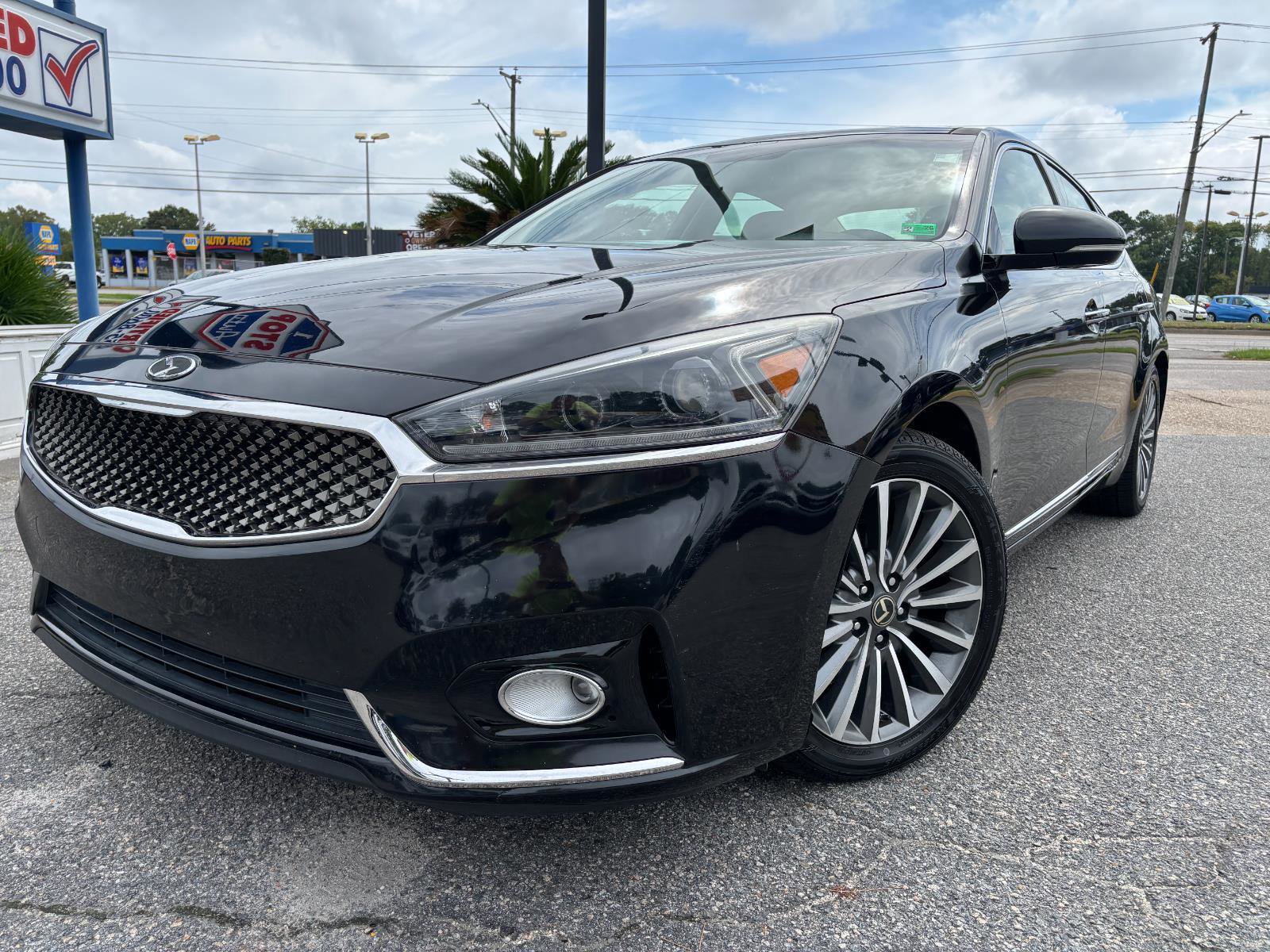 Used 2017 Kia Cadenza Premium w/ Luxury Package image 2