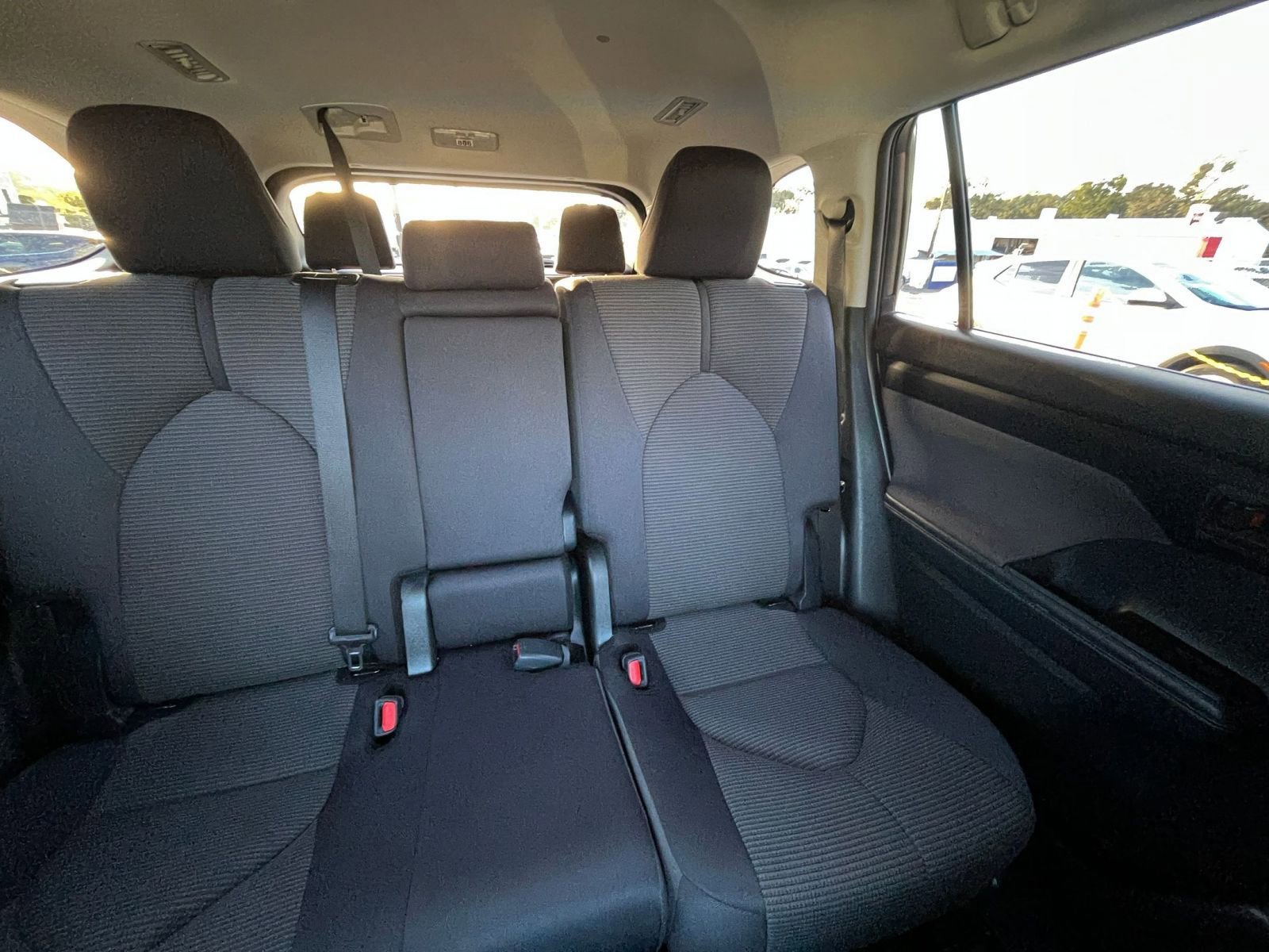 Used 2025 Toyota Highlander LE image 38