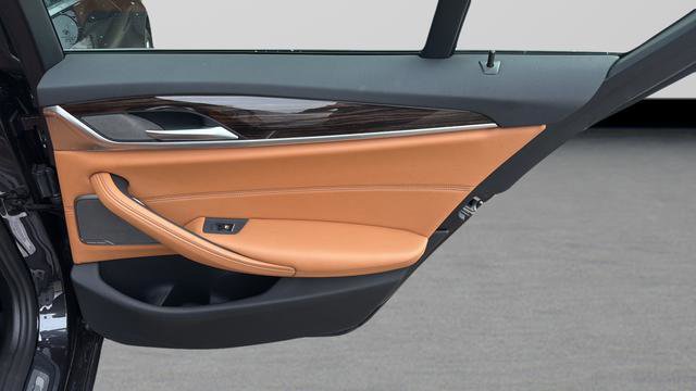 Used 2022 BMW 530i w/ Premium Package image 25