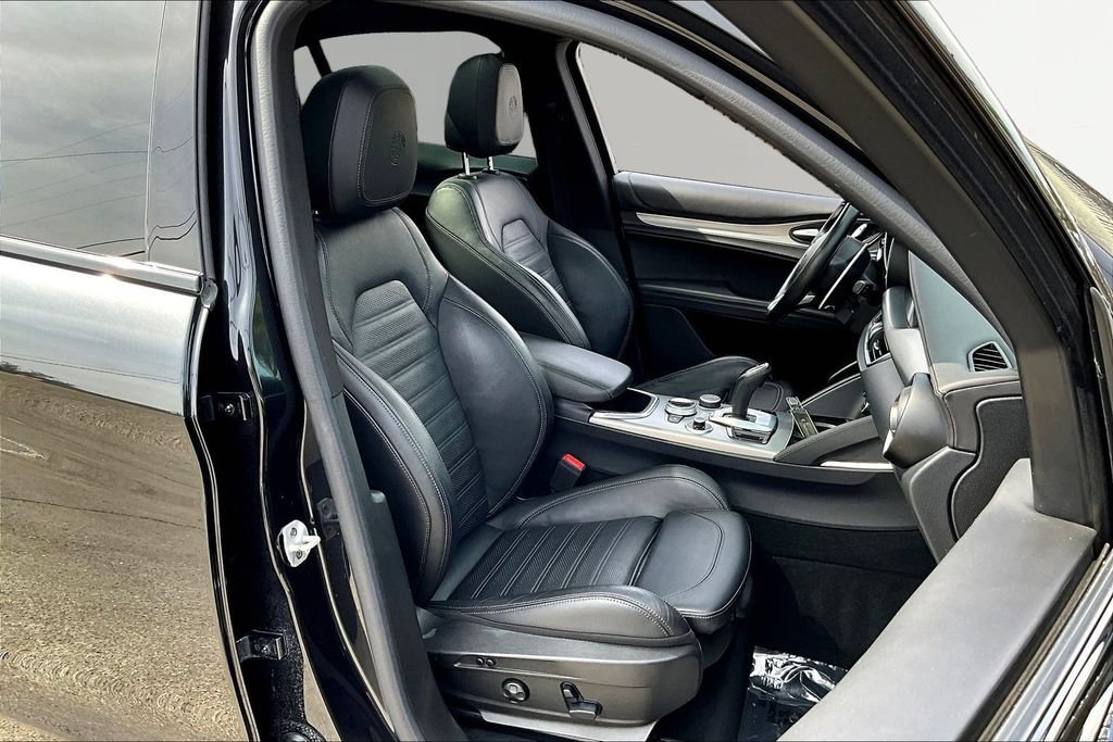Used 2023 Alfa Romeo Stelvio Veloce AWD/4WD image 31