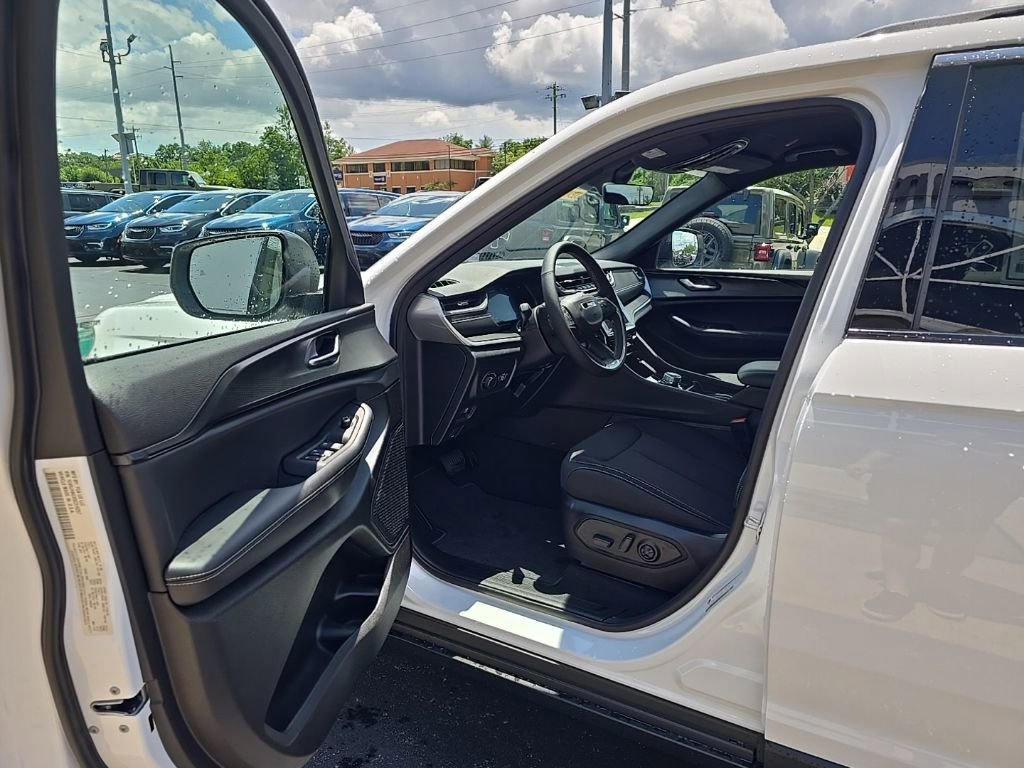 New 2025 Jeep Grand Cherokee Laredo w/ Luxury Tech Group I image 15