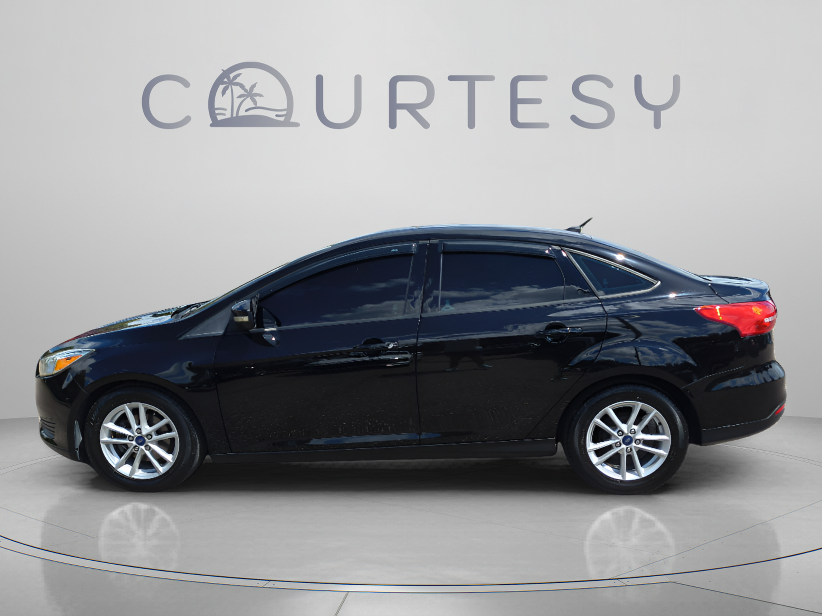 Used 2017 Ford Focus SE w/ Cold Weather Package FWD image 2
