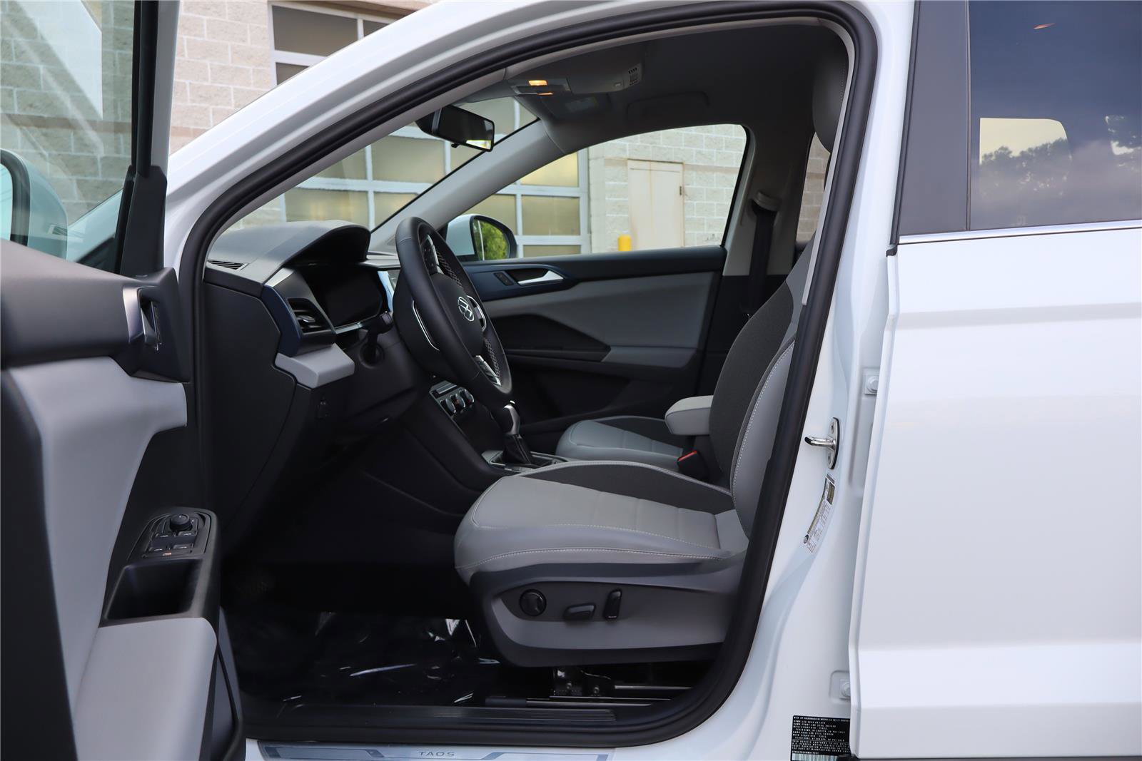 Certified 2022 Volkswagen Taos SE image 12