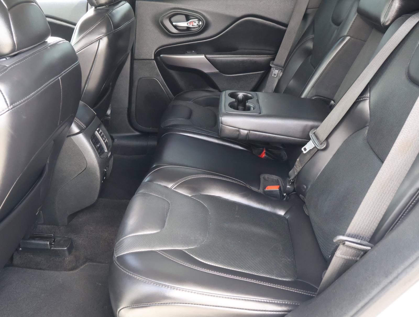 Used 2019 Jeep Cherokee Limited w/ Technology Group FWD image 21