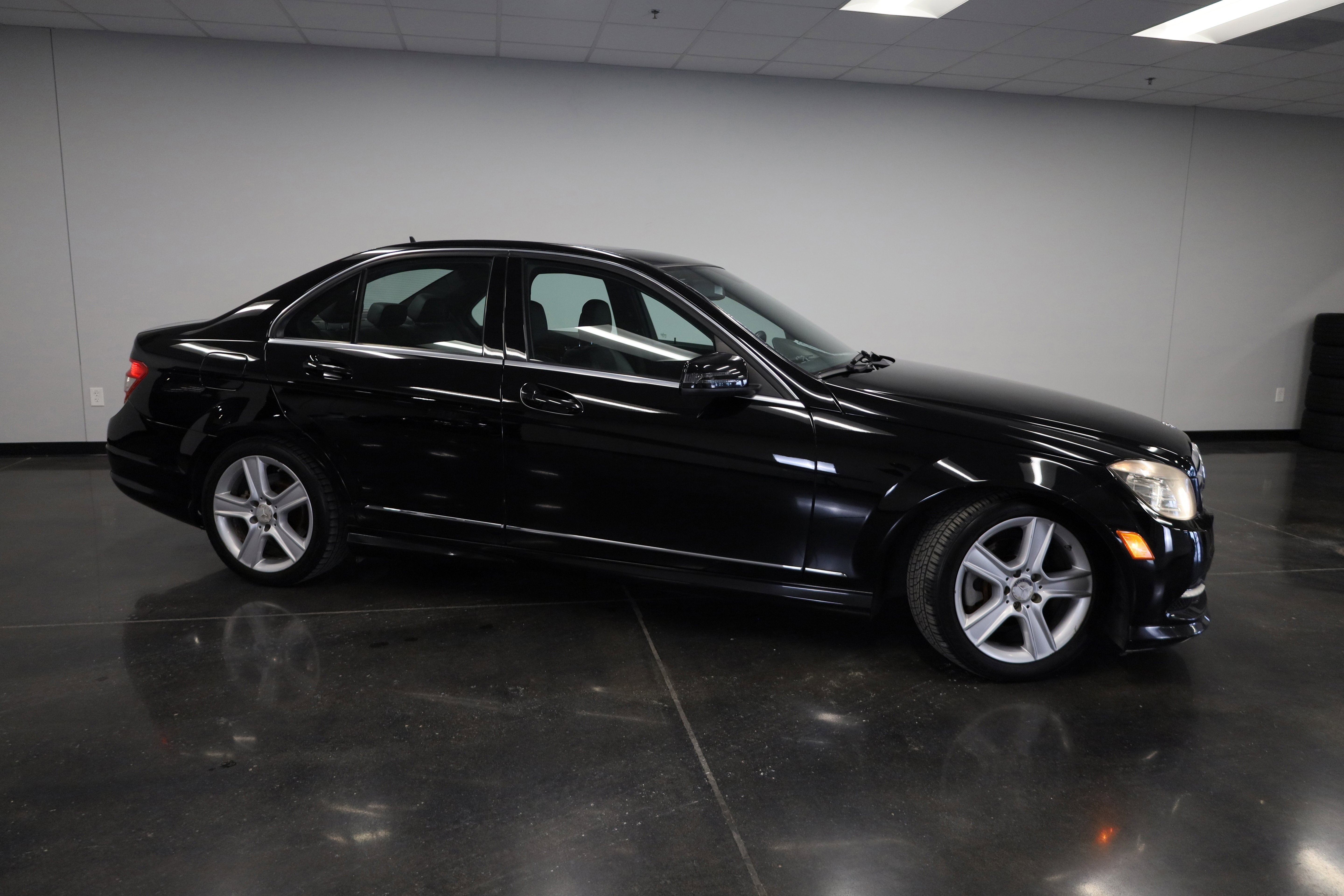 Used 2011 Mercedes-Benz C 300 4MATIC Sedan image 4