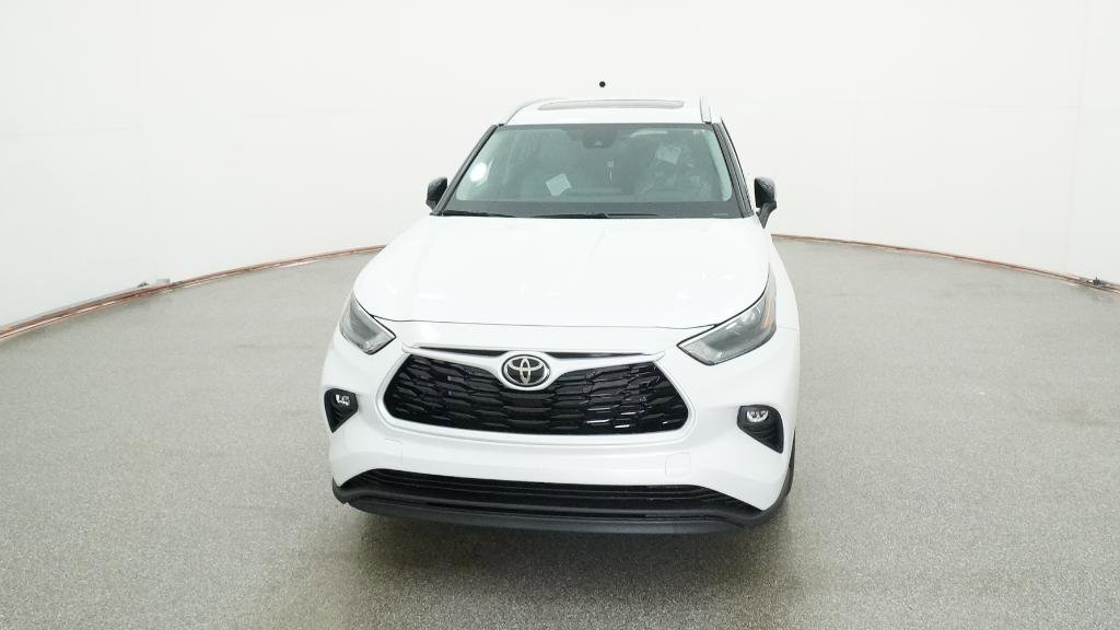 New 2026 Toyota Highlander XLE image 2