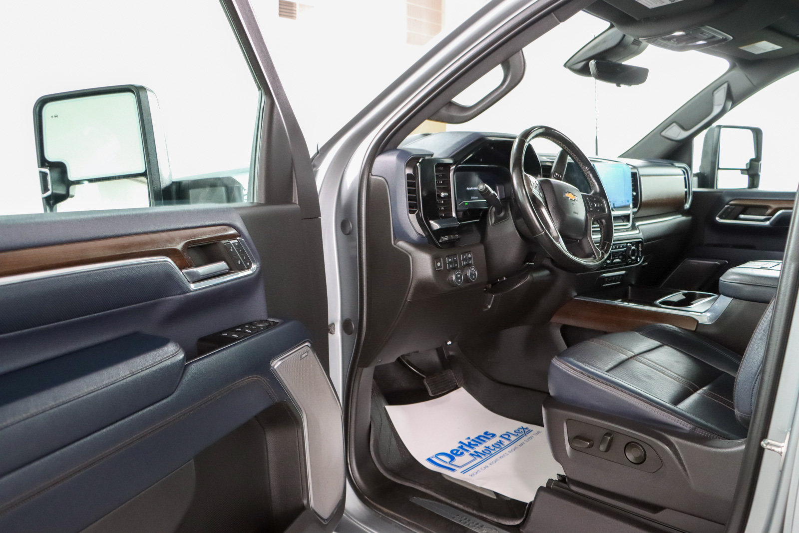 Used 2024 Chevrolet Silverado 3500 High Country w/ High Country Premium Package AWD/4WD image 3