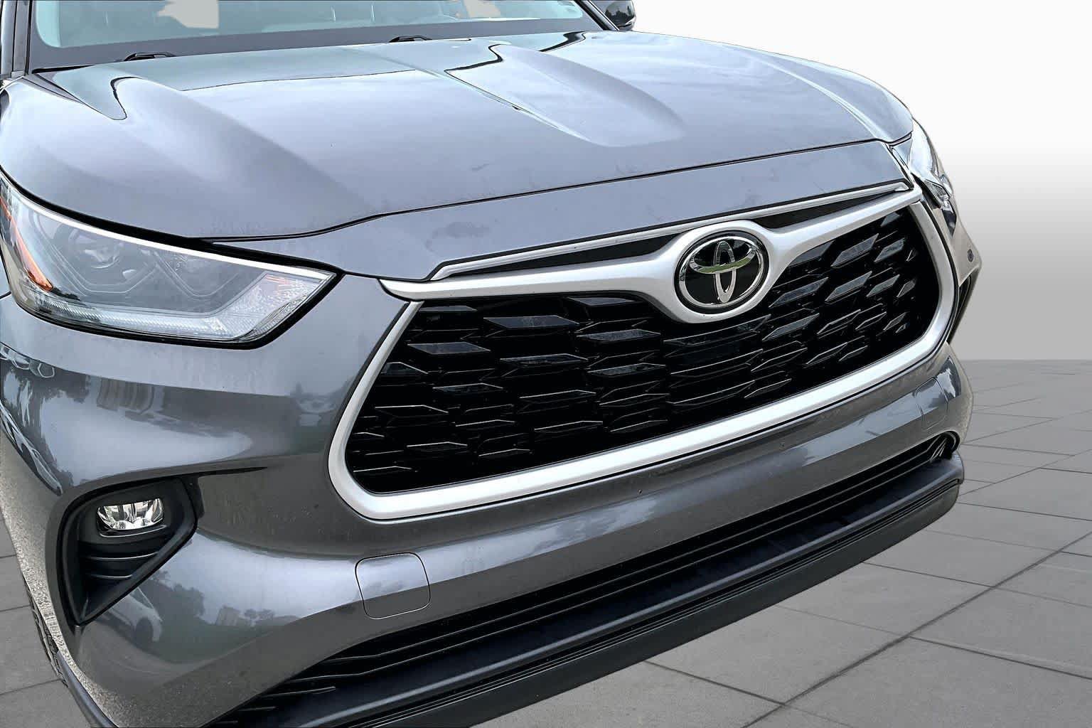 Used 2021 Toyota Highlander XLE AWD/4WD image 30