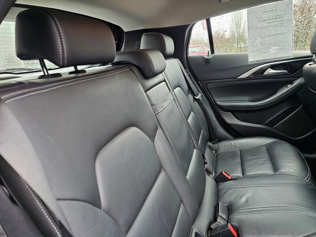 Used 2017 INFINITI QX30 Premium image 16