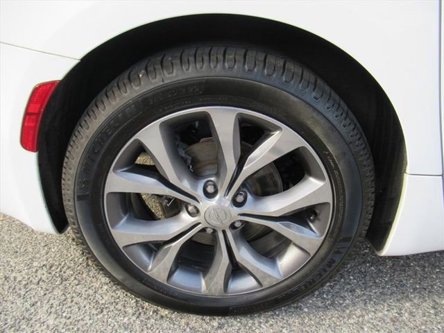 Used 2017 Chrysler Pacifica Limited FWD image 8