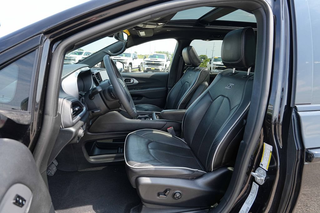 Used 2025 Chrysler Pacifica Limited FWD image 17