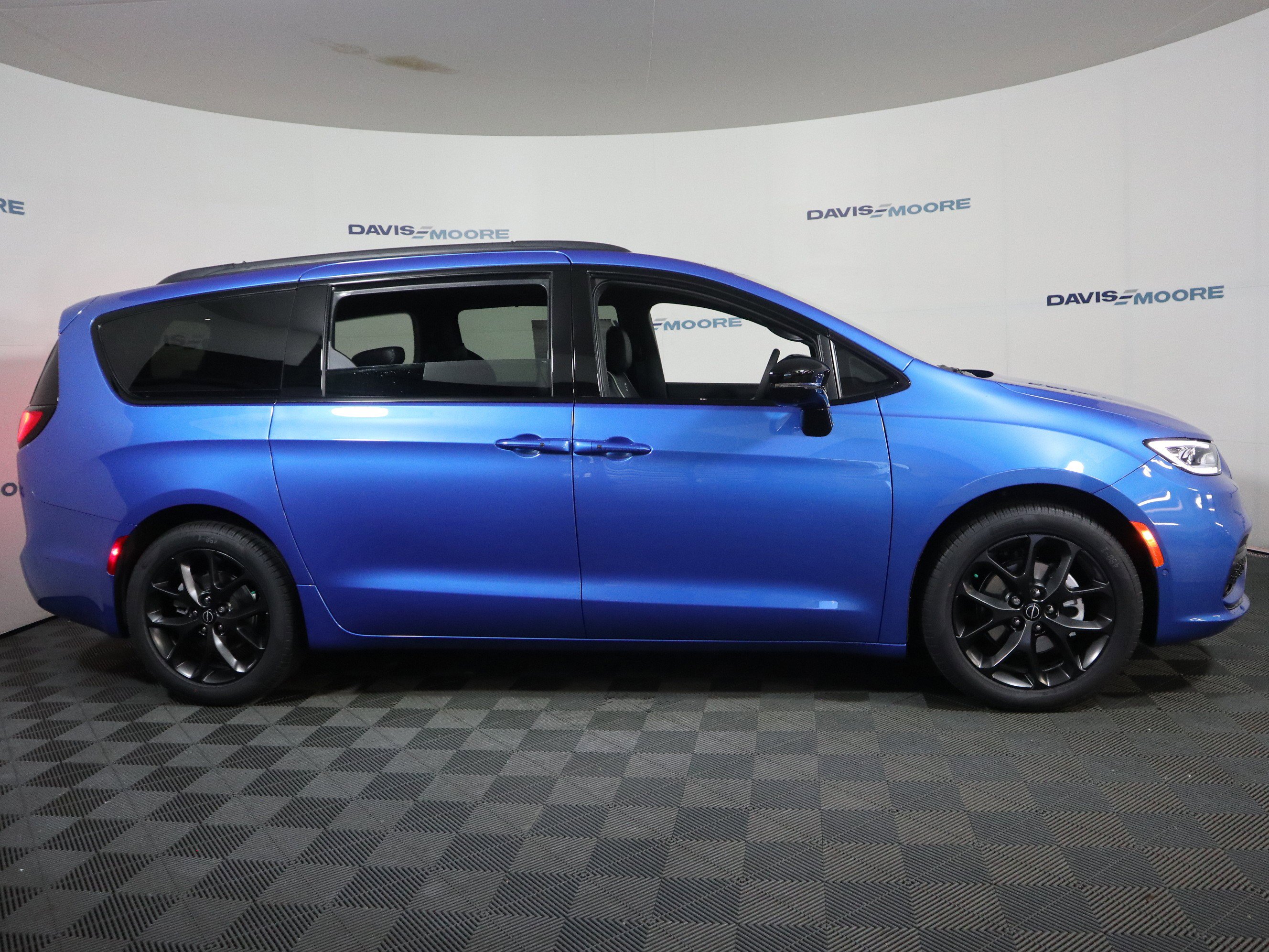 New 2026 Chrysler Pacifica Limited w/ S Appearance Package image 4