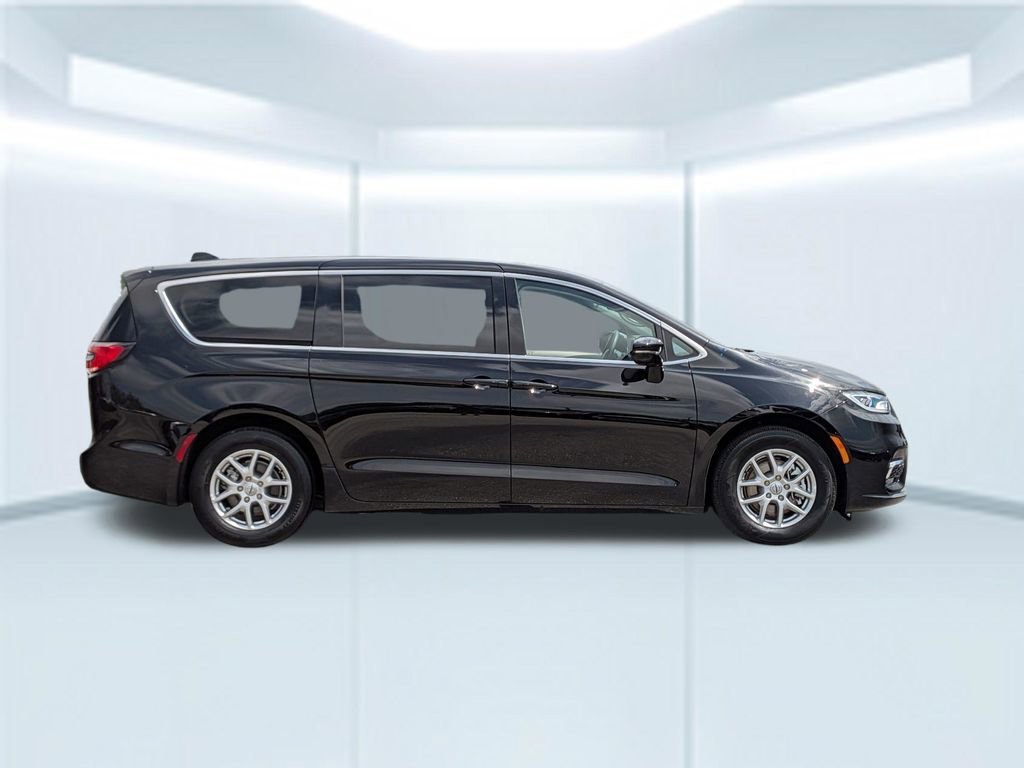 Used 2024 Chrysler Pacifica Touring-L FWD image 7
