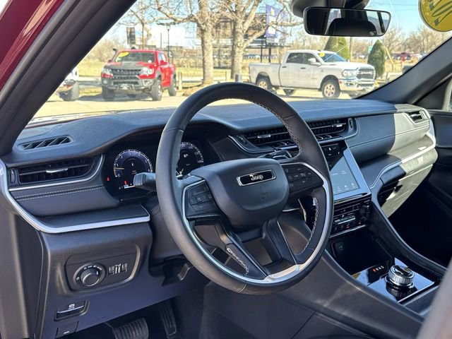 Used 2025 Jeep Grand Cherokee Altitude AWD/4WD image 21