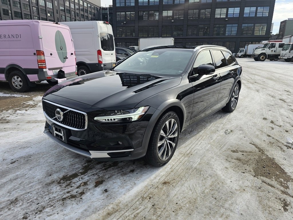 Certified 2024 Volvo V90 B6 Cross Country Plus image 1