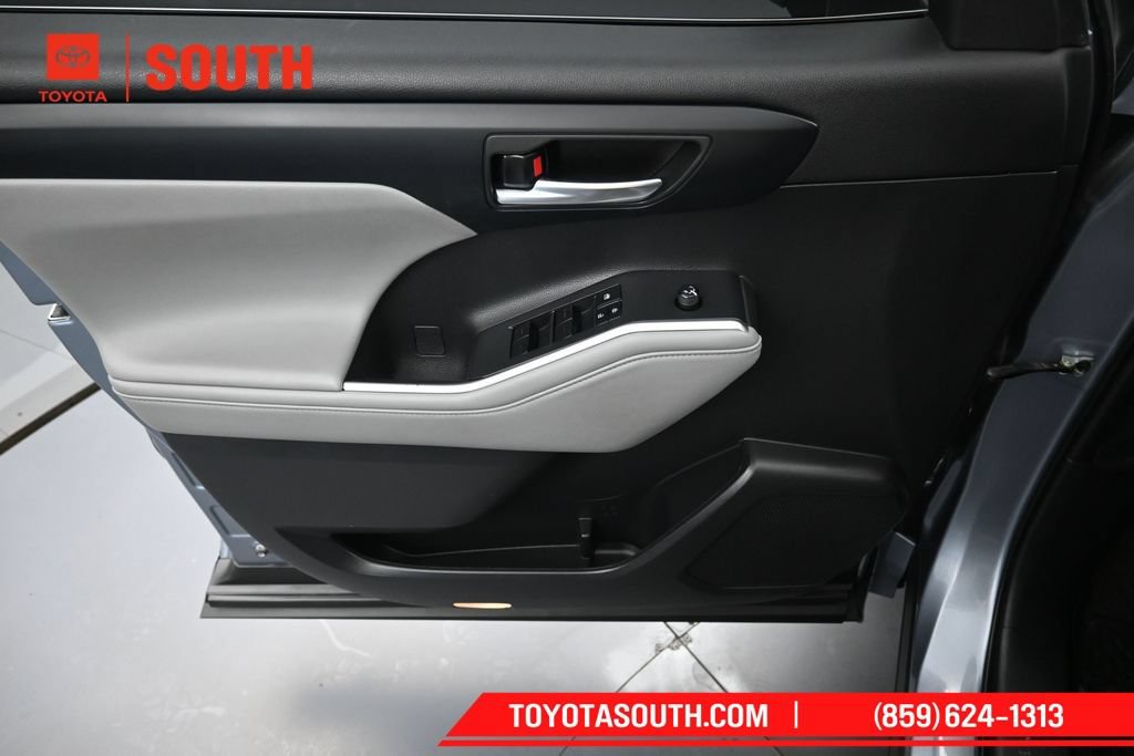 Used 2022 Toyota Highlander XLE AWD/4WD image 26