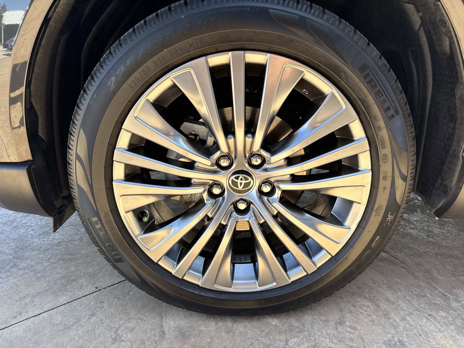 Used 2023 Toyota Venza XLE image 8