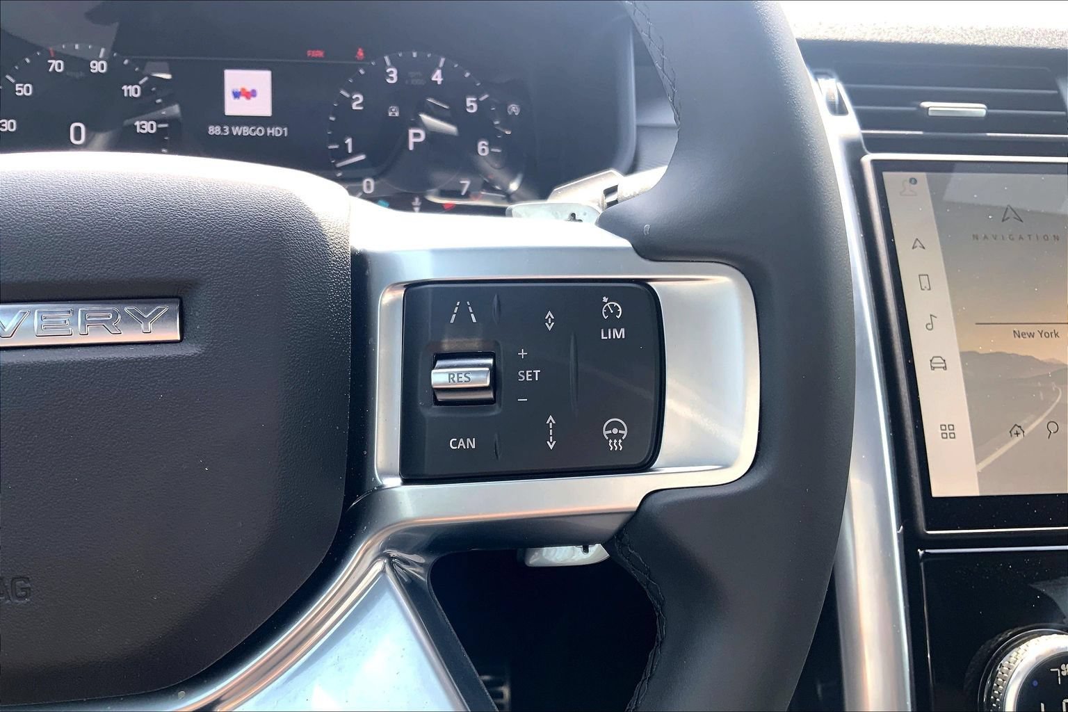 Certified 2025 Land Rover Discovery Dynamic SE AWD/4WD image 24