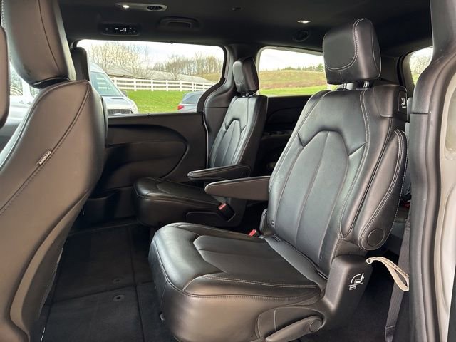 Used 2025 Chrysler Pacifica Select image 32