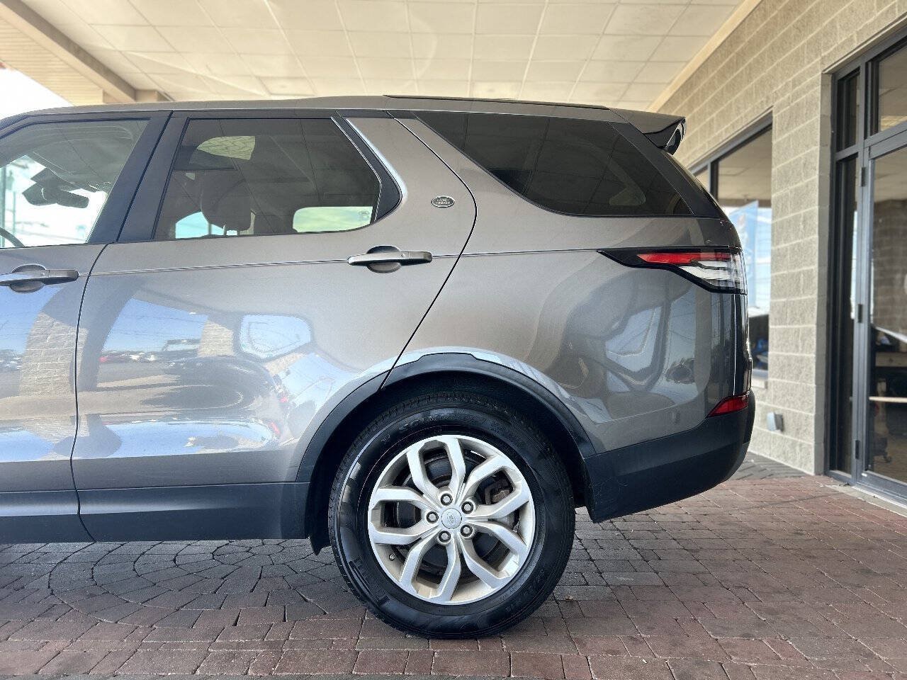 Used 2018 Land Rover Discovery SE AWD/4WD image 6