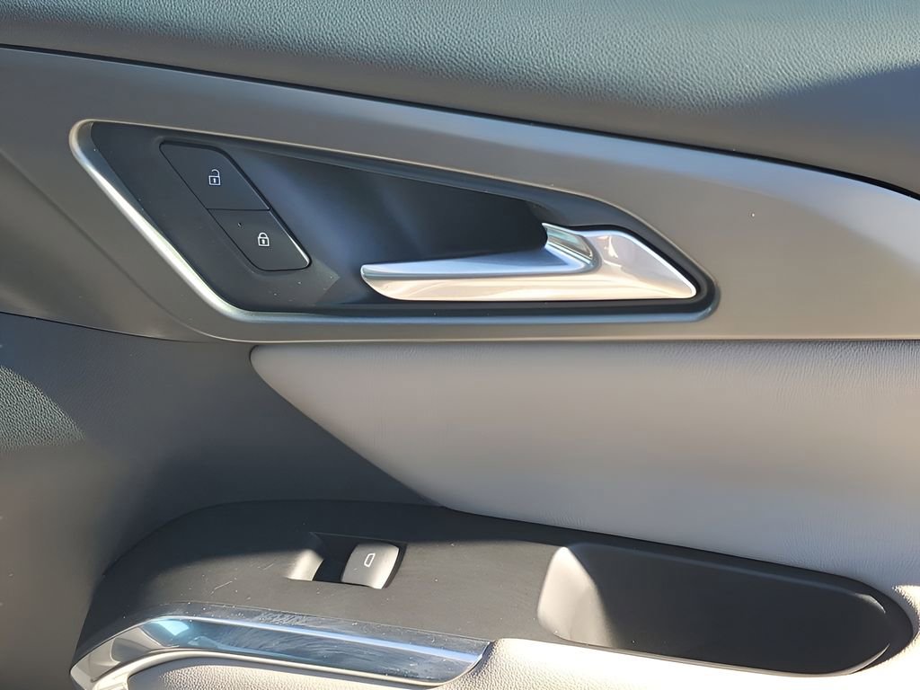 Used 2025 Chevrolet Traverse LT image 49