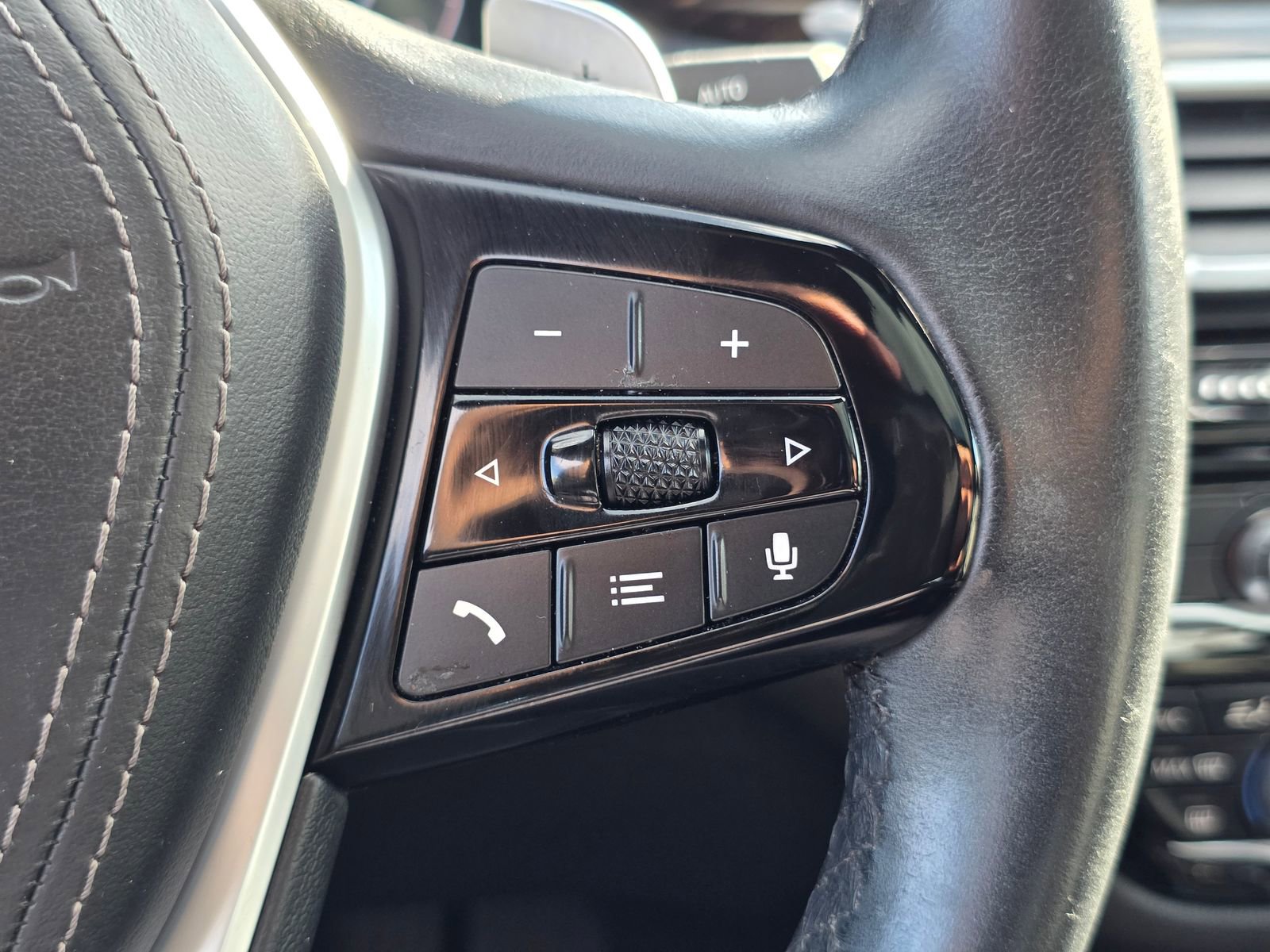 Used 2020 BMW 530e w/ Premium Package image 26