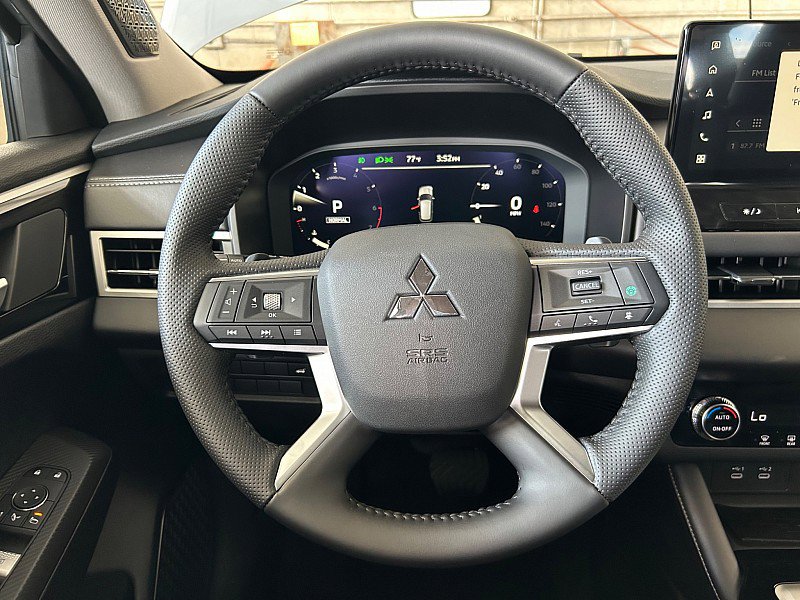 New 2025 Mitsubishi Outlander SE image 21