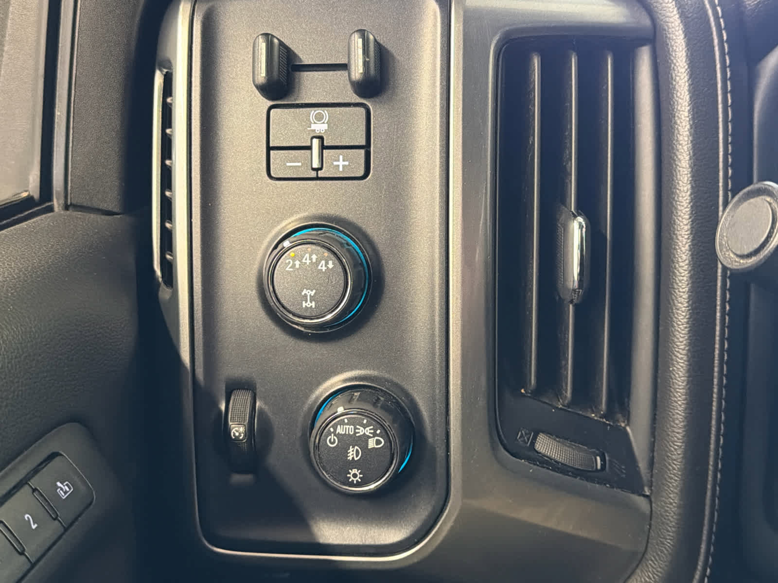Used 2019 Chevrolet Silverado 2500 LTZ AWD/4WD image 41