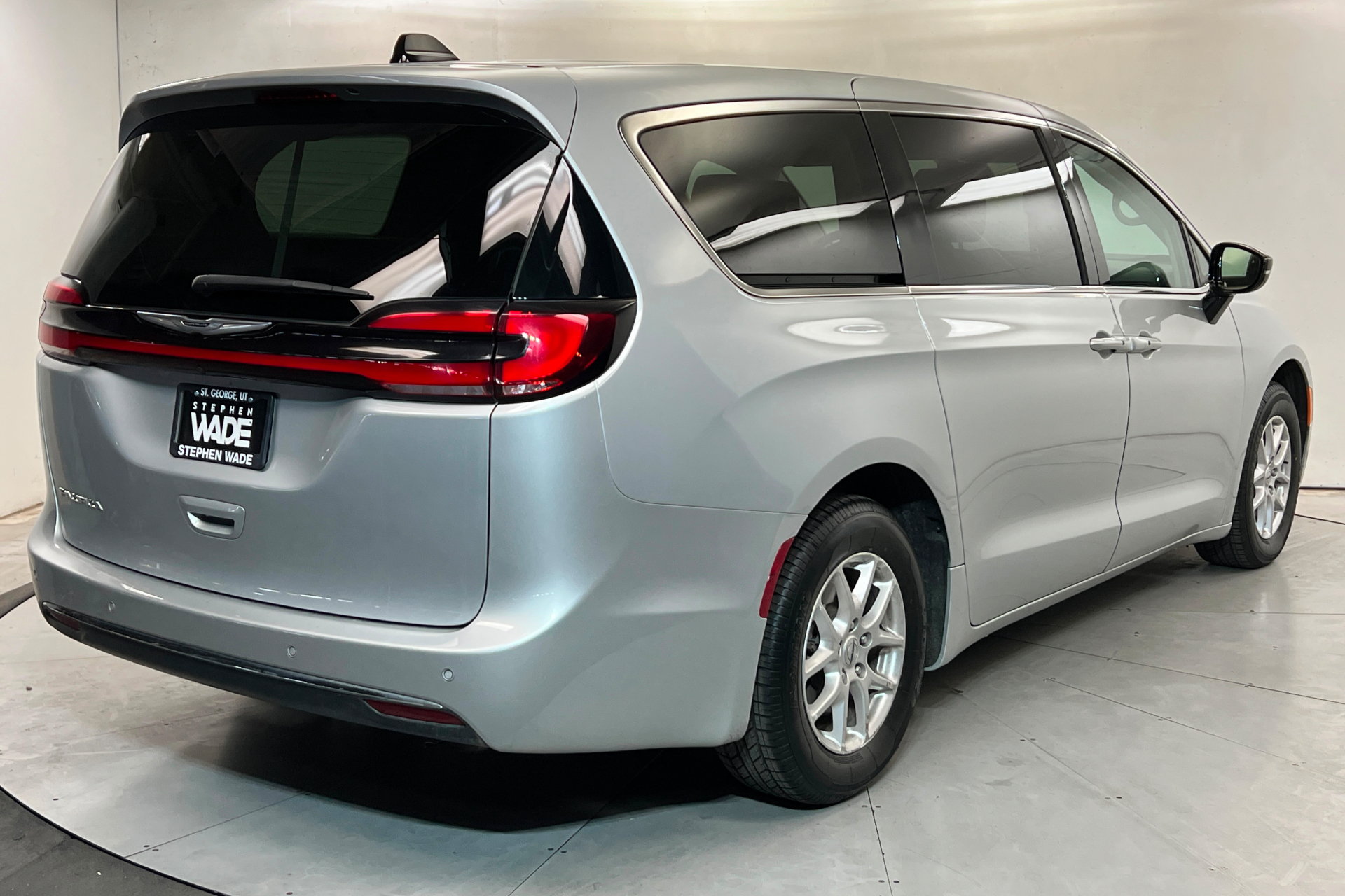 Used 2024 Chrysler Pacifica Touring-L FWD image 5