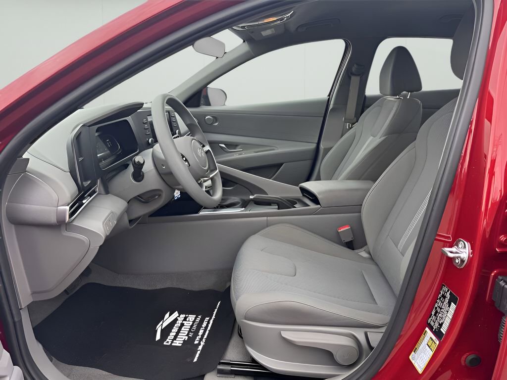 Used 2025 Hyundai Elantra SE image 17