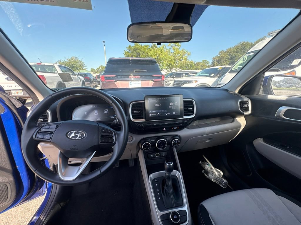 Used 2025 Hyundai Venue SEL FWD image 3